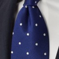 krawat-jedwabny-granatowy-grochy-biala-koszula.jpg