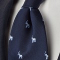 krawat-jedwabny-granatowy-slonie-biala-koszula.jpg