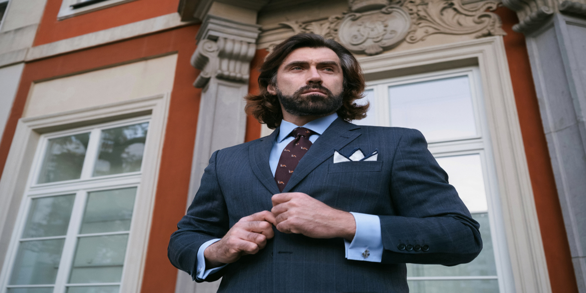 Drugie życie dodatków: Jak wykorzystać poszetkę poza marynarką?