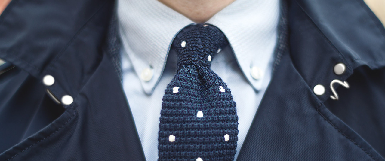 Zmechacony knit – jak bezpiecznie usunąć zaciągnięte nitki z dzianinowego krawata, by go nie uszkodzić?